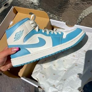 “University Blue” Womens Jordan 1 Mids Authentic